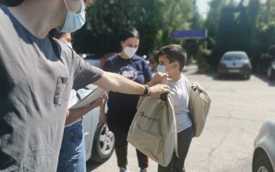 Голем број насмеани дечиња